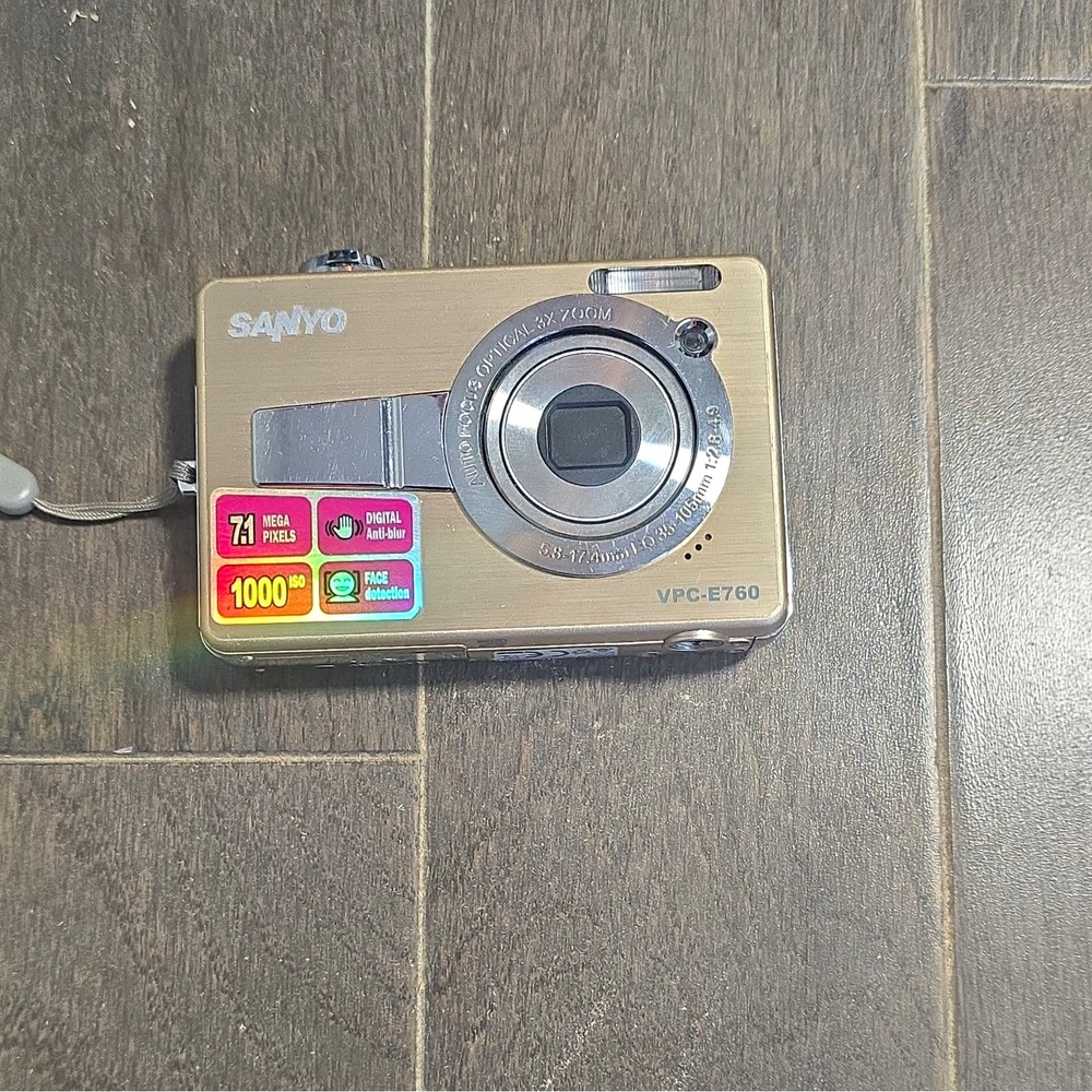 SANYO VPC-E760 Compact Digital Camera 7.1MP Gold 3x Optical Zoom 2.5in